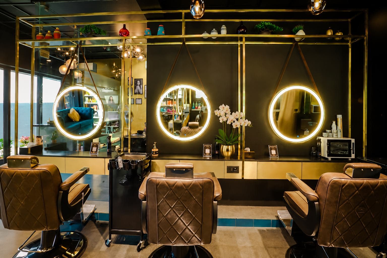 Lit mirrors and gold-framed styling suites at the Chillbreeze Nungambakkam studio